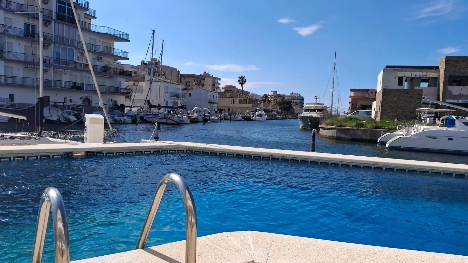 Apartamento Con Piscina - Magnificas Vistas Al Canal - Aire Acondicionado A Rosas